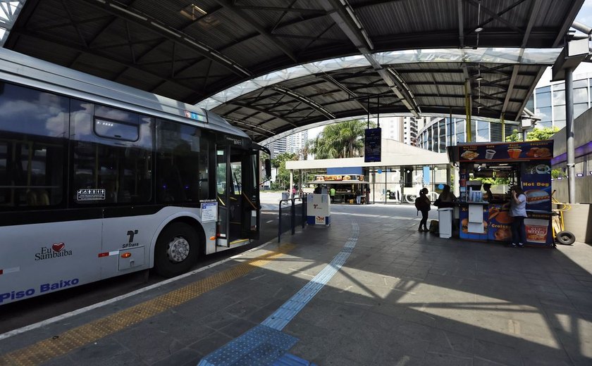 Novo ataque a ônibus fere mulher em São Paulo; polícia investiga casos de vandalismo