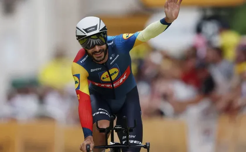 Ciclista que parou para beijar a mulher durante prova é multado por 'prejudicar imagem do esporte'; vídeo