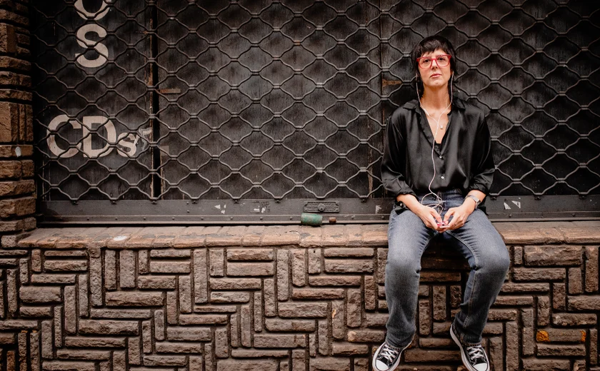 Destaque na Flip 2025, escritora e pesquisadora gaúcha Dani Langer lança romance sobre luto, memória e saúde mental em narrativa poética e urbana