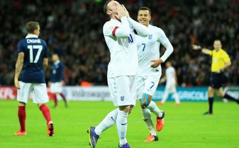 Com emoção nos hinos, luto e homenagens, Inglaterra vence França com dois golaços