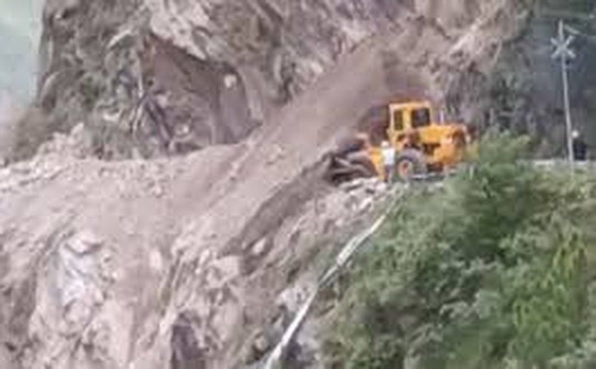 Enorme deslizamento de terra provoca pânico e correria em estrada na Índia; vídeo
