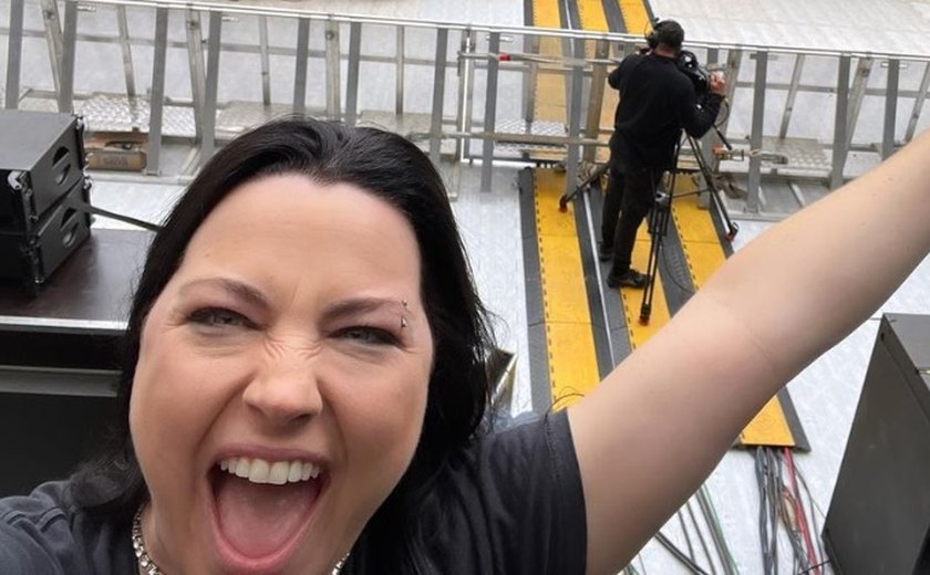Amy Lee, do Evanescence, anda de ônibus urbano em São Paulo
