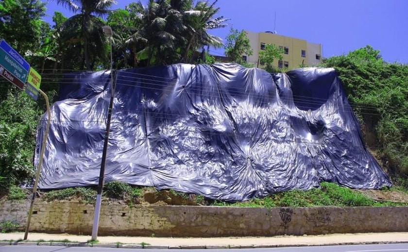 Prefeitura finaliza trabalho de manutenção na encosta da Avenida Leste-Oeste