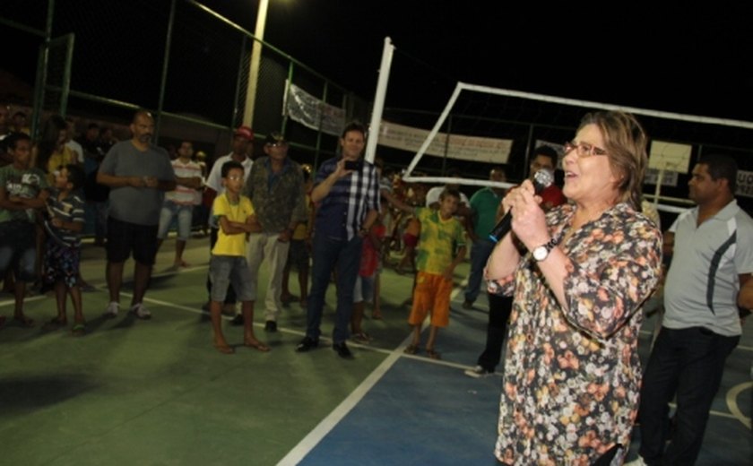 Arapiraca: Célia Rocha inaugura quadra poliesportiva na Vila São Francisco