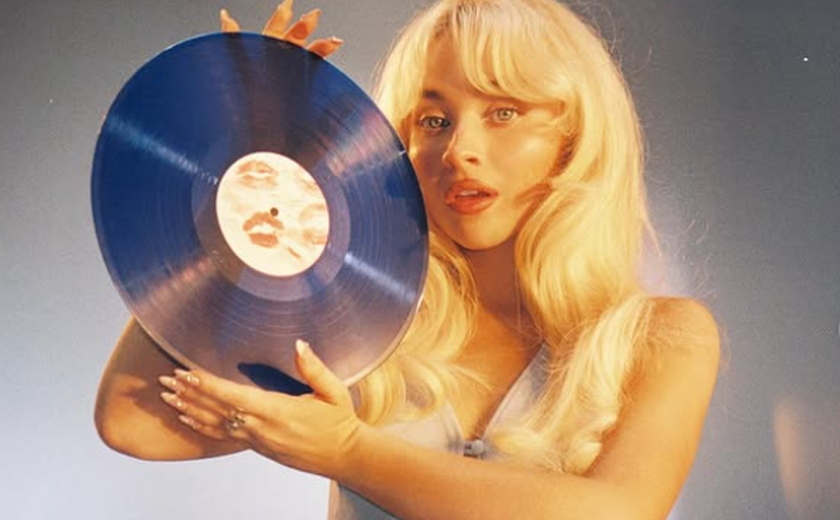 Sabrina Carpenter transforma 'Tears' em homenagem ao cinema cult