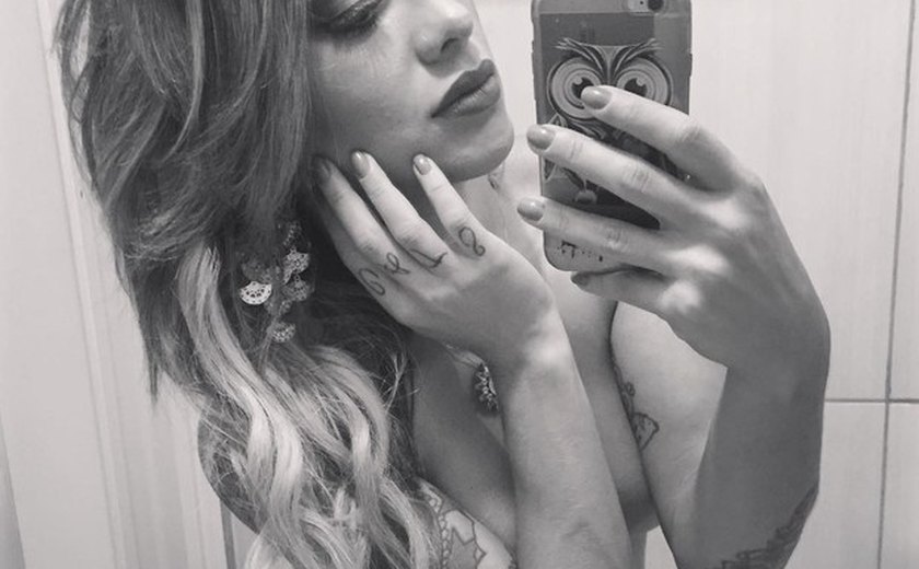 Vanessa Mesquita posa nua e sensualiza em frente ao espelho