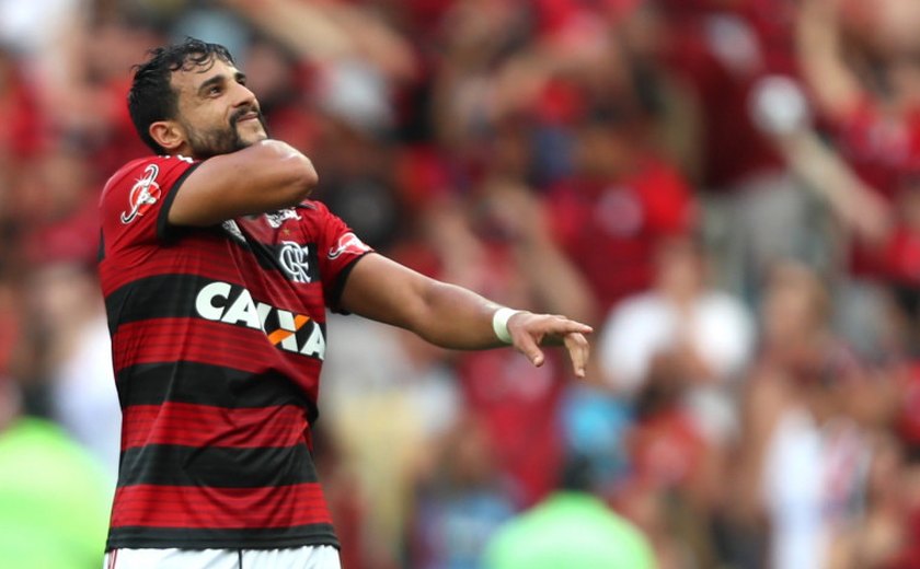 César defende pênalti e Flamengo bate Santos com gol de Ceifador