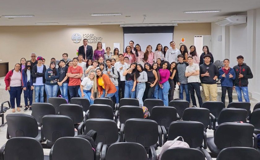 Juíza Marcella Pontes palestra sobre combate à violência doméstica no Fórum de Rio Largo