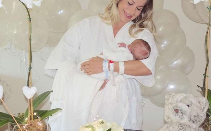 Karina Bacchi mostra rosto do filho recém-nascido Enrico