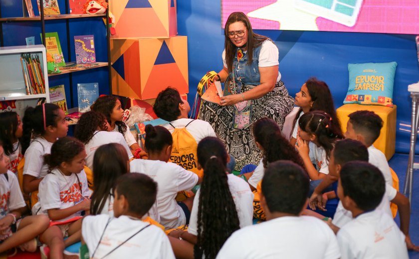 Semed distribuiu 14.560 vales-livro para alunos e professores na Bienal do Livro