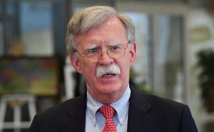 Putin terá vantagem em encontro com Trump no Alasca, diz Bolton
