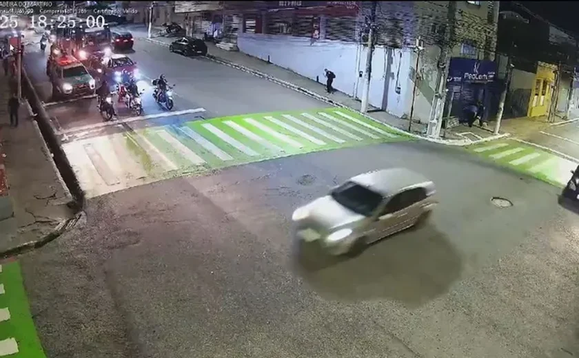 Câmeras flagram momento em que micro-ônibus desgovernado provoca acidente no Centro de Maceió