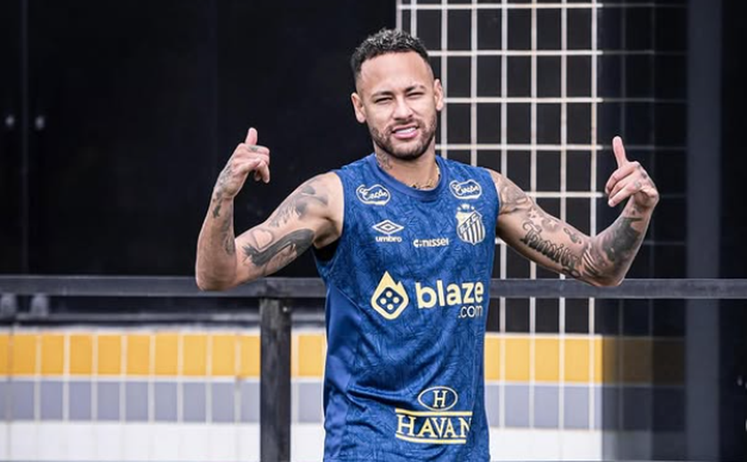 Em recuperação de lesão na coxa esquerda, Neymar faz trabalhos no gramado do CT do Santos