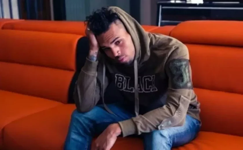 Chris Brown permanece sob custódia até novo julgamento após prisão no Reino Unido