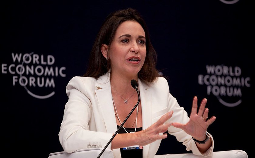 María Corina Machado: quem é a mulher que uniu a oposição mesmo proibida de ser candidata
