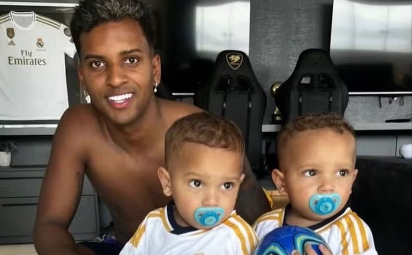 Aos 2 anos, filhos gêmeos de Rodrygo já treinam futebol: 'É instinto mesmo, não tinha ninguém para incentivar', diz mãe