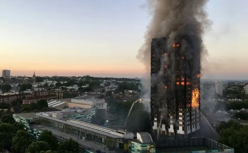 Grenfell Tower: 72 mortes no incêndio que atingiu moradias sociais na Inglaterra em 2017 poderiam ter sido evitadas, aponta investigação