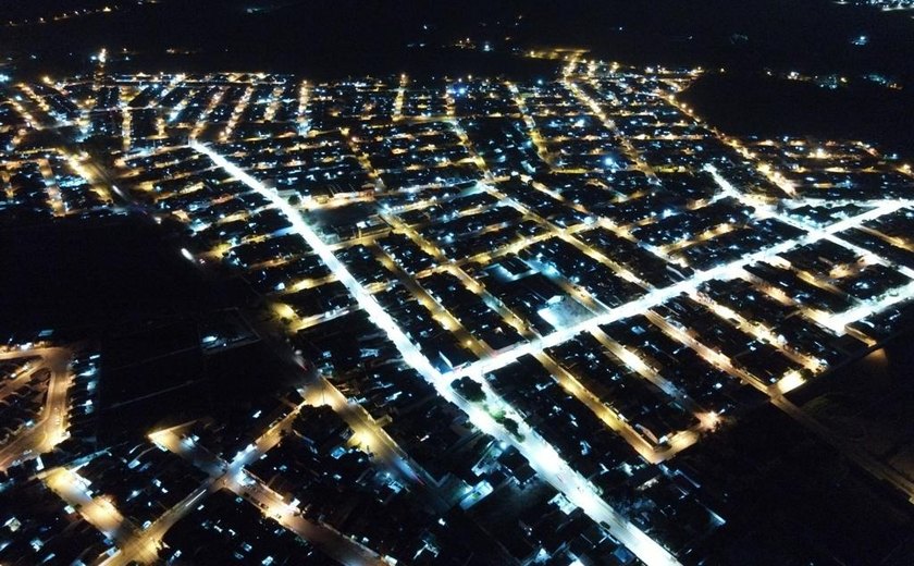 Maior complexo habitacional de Arapiraca, Brisa do Lago brilha com 100% de iluminação em LED e obras em toda região