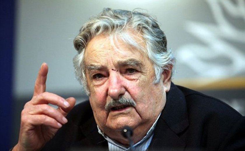 Mujica renuncia ao cargo de senador