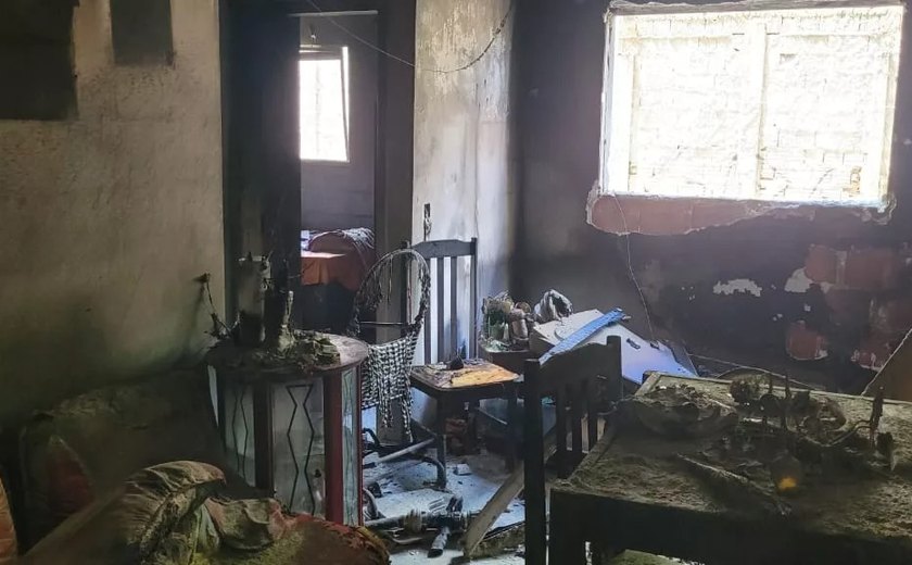 Corpo de Bombeiros garante que incêndio no Benedito Bentes começou na sala de apartamento