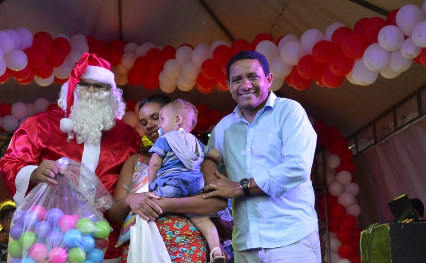 Natal Mágico do tio Júlio reúne centenas de crianças, em Palmeira de Fora