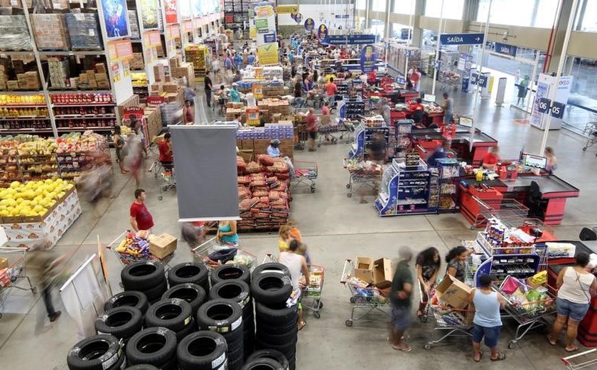 Varejo restrito está 7,1% acima do nível pré-pandemia, diz IBGE; ampliado supera em 4,9%