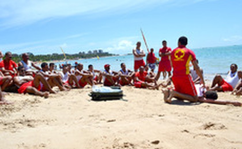 Corpo de Bombeiros realiza treinamento na Praia de Pajuçara