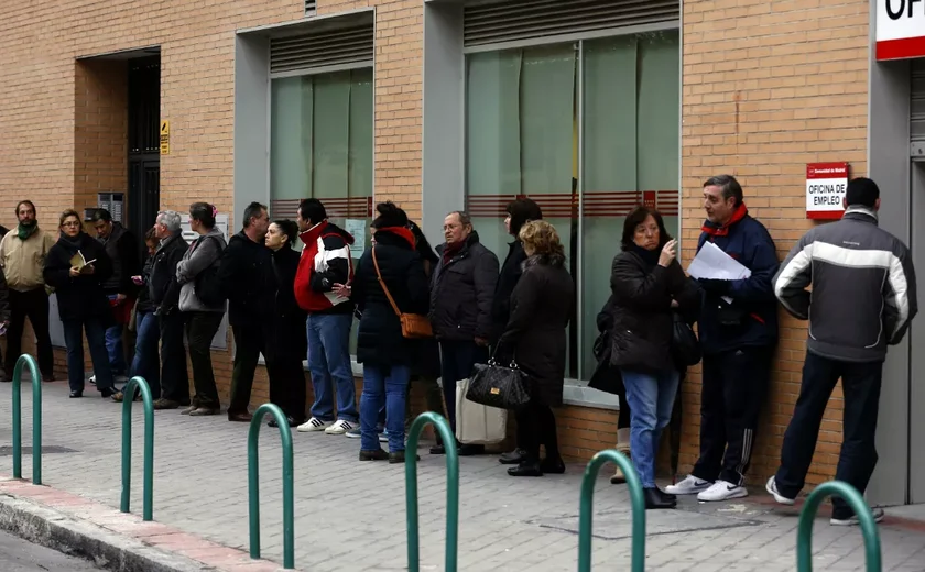Taxa de desemprego da zona do euro inesperadamente volta à mínima recorde de 6,4% em julho