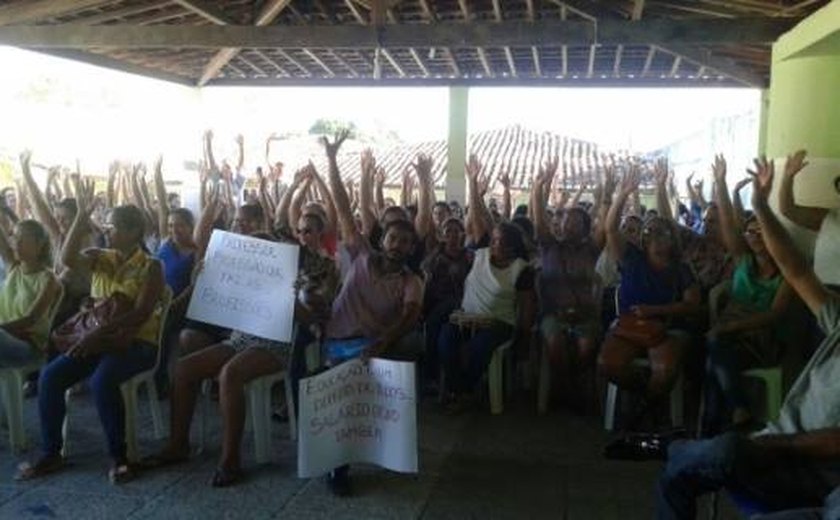 Professores de Limoeiro de Anadia mantém paralisação