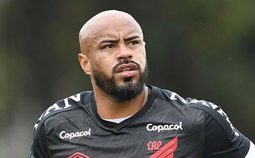 Athletico-PR renova com zagueiro Thiago Heleno até dezembro de 2025