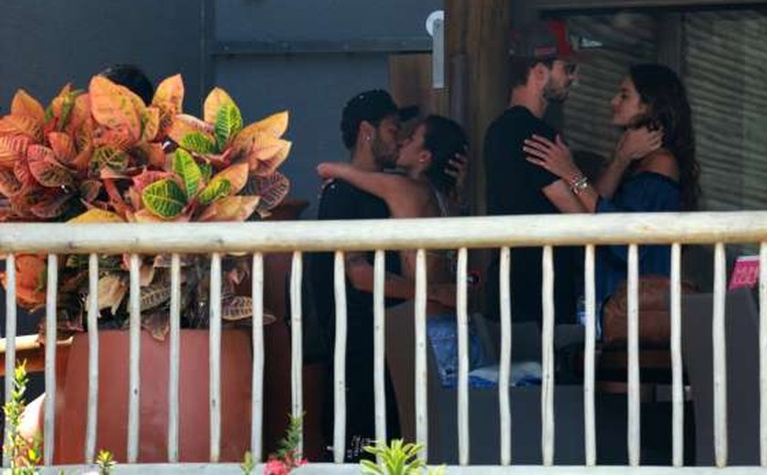 Despedida de Bruna Marquezine e Neymar tem beijo e choro da atriz. Fotos!