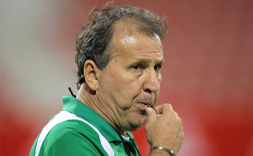 Joias roubadas eram presente de Zico para a mulher; jogador tirou fotos e deu autógrafos na delegacia