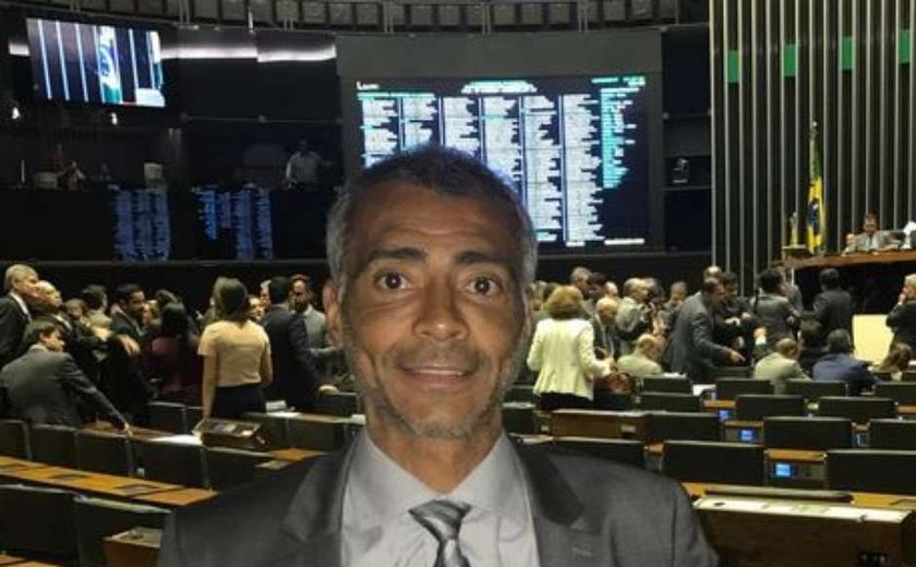 Romário falta a debate no Rio e ligação entre Paes e Cabral é explorada