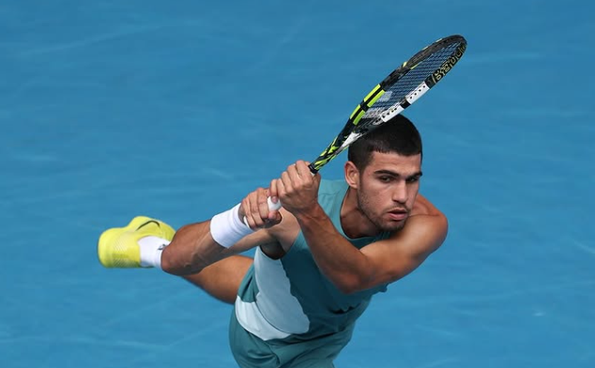 Carlos Alcaraz arrasa compatriota e já está entre os quatro melhores no ATP 500 de Roterdã