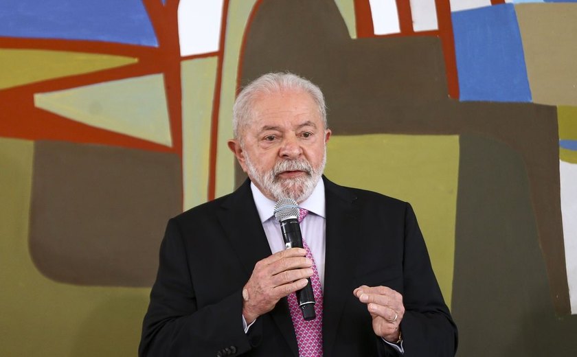 Lula cancela agendas e vai a velório de Mino Carta em São Paulo