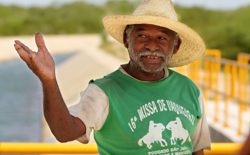 “Pensei que ia morrer sem ver água na minha terra”, diz agricultor beneficiado pelo Canal do Sertão