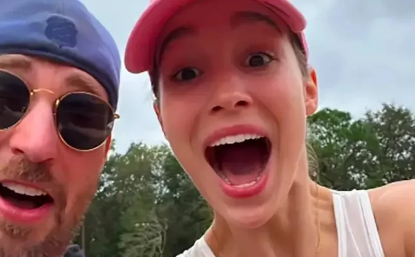 Chris Evans aparece com aliança e indica que teria se casado com atriz luso-brasileira