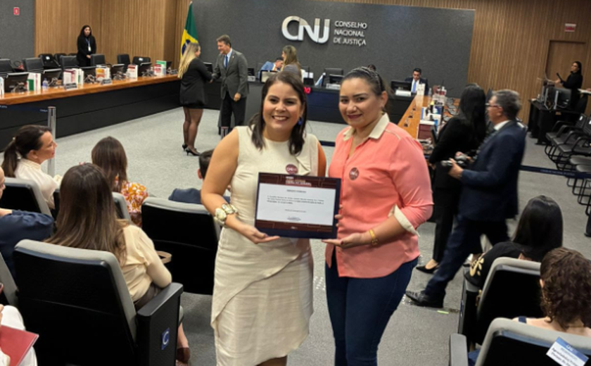 CNJ homenageia jornalista Mirelle Costa por coletânea sobre violência doméstica
