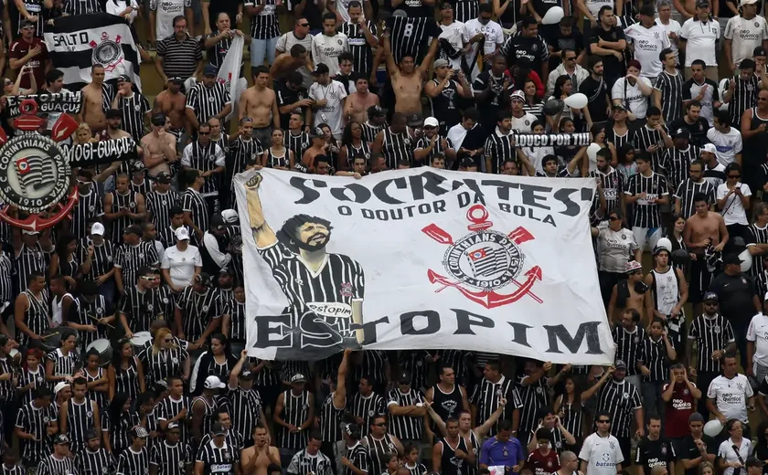 Torcedores do Corinthians invadem CT, Parque São Jorge e sala de Augusto Melo