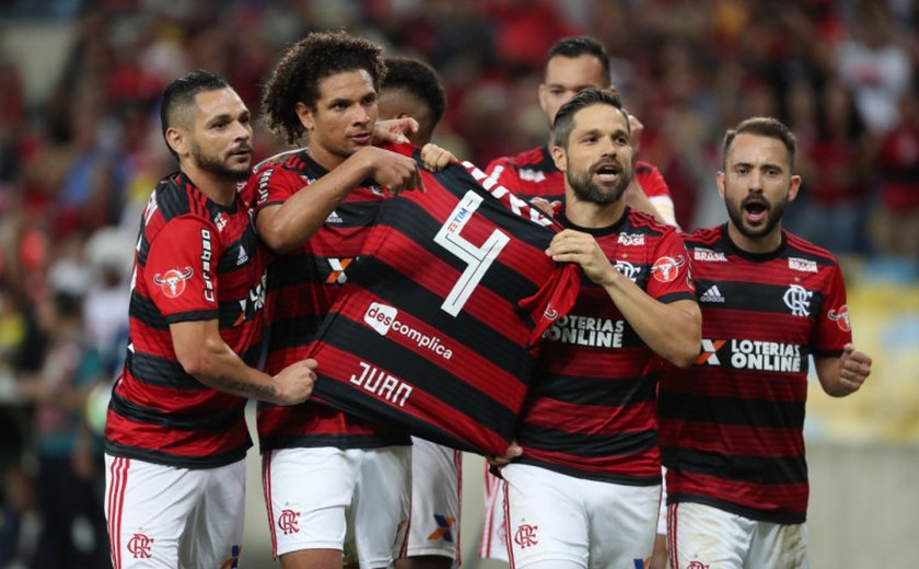 Flamengo supera Chapecoense no Maracanã e reage no Brasileirão