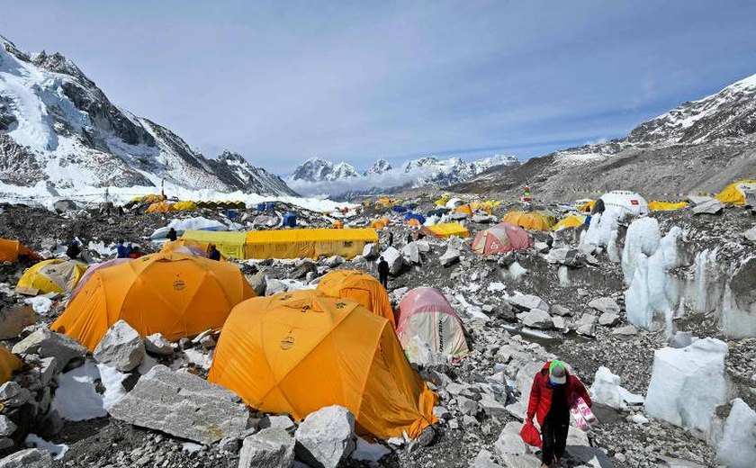 Com temporada 'mortífera' e 'trilha de papel higiênico', Nepal impõe novas regras para escalar o Everest
