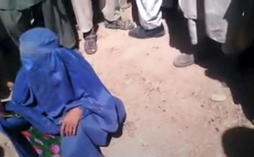 Talibãs decapitam mulher no Afeganistão por negar comida