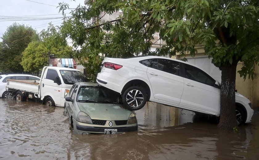 Argentina decreta 3 dias de luto por vítimas de enchentes no país; Brasil expressa solidariedade