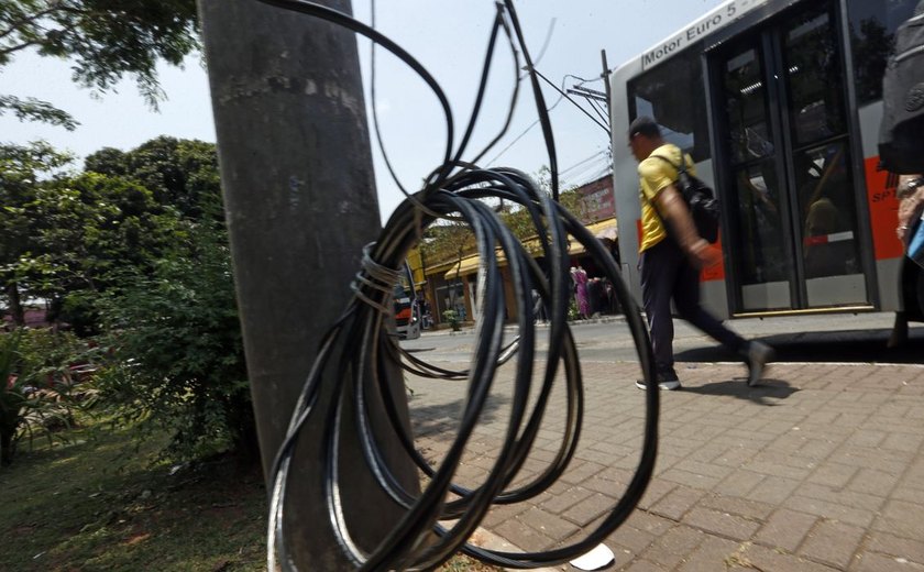 Mesmo com chuva moderada, bairros de SP estão sem energia elétrica