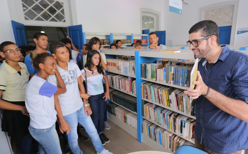 PCJE leva estudantes para conhecer a Biblioteca Estadual Graciliano Ramos