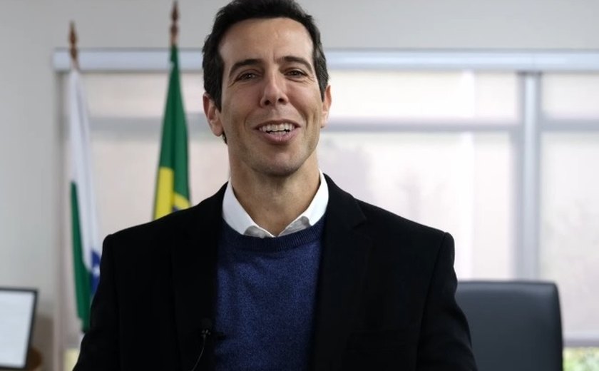 Cai coordenador pedagógico da Educação de SP, nº 2 de Feder, após crise dos livros didáticos