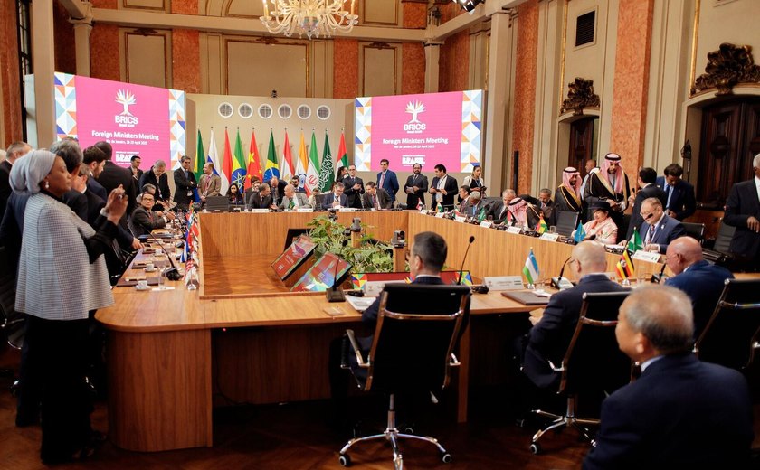 Guerra tarifária: 'Enquanto uns choram, outros vendem lenço' e BRICS vai vender, avalia senador