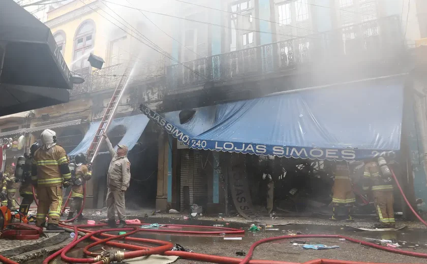 Incêndio atinge loja na região da Rua José Paulino, centro de SP