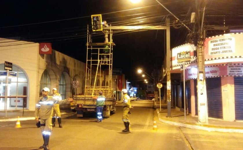 SMTT faz reparos em semáforos na região central de Arapiraca
