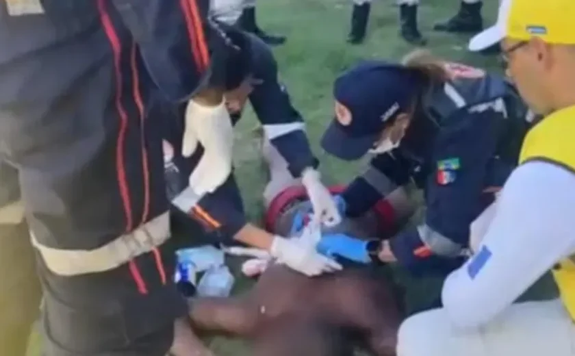 Homem é encontrado com faca cravada nas costas na orla de Maceió